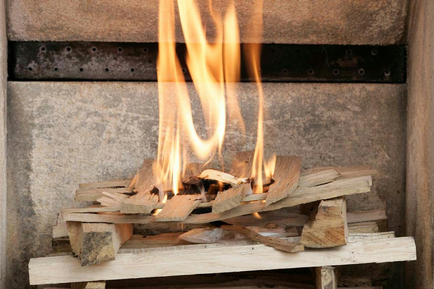 Tända vedkamin Tänd uppifrån i kaminen